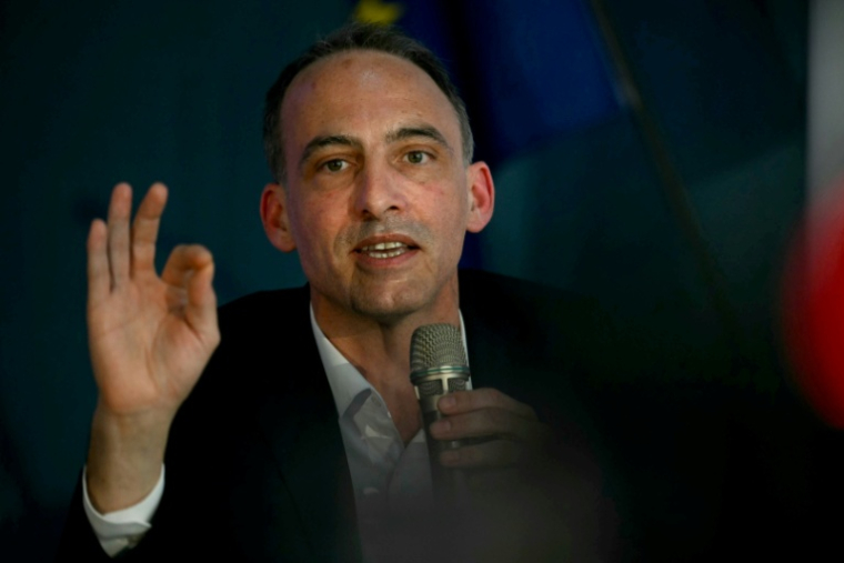 Raphaël Glucksmann prend la parole à Liffre (Ille-et-Vilaine) le 25 avril 2026 ( AFP / LOU BENOIST )