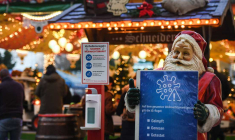En Allemagne, seules les personnes vaccinées portant un masque ont accès aux marchés de Noël. (© I.Fassbender / AFP)