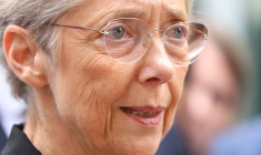 La Première ministre Elisabeth Borne s'adresse aux journalistes à l'hôtel de ville de L'Hay-les-Roses