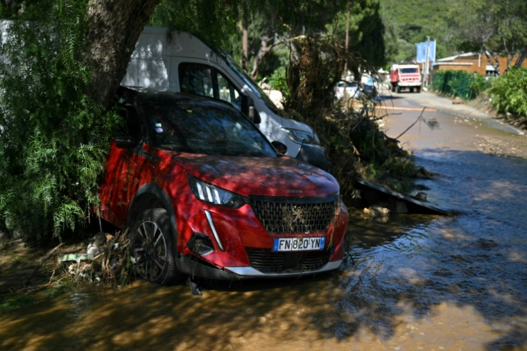Dans le village de Cavalière, au Lavandou, dans le Var, après des inondations dues à de violentes précipitations, le 20 mai 2025 ( AFP / Christophe Simon )