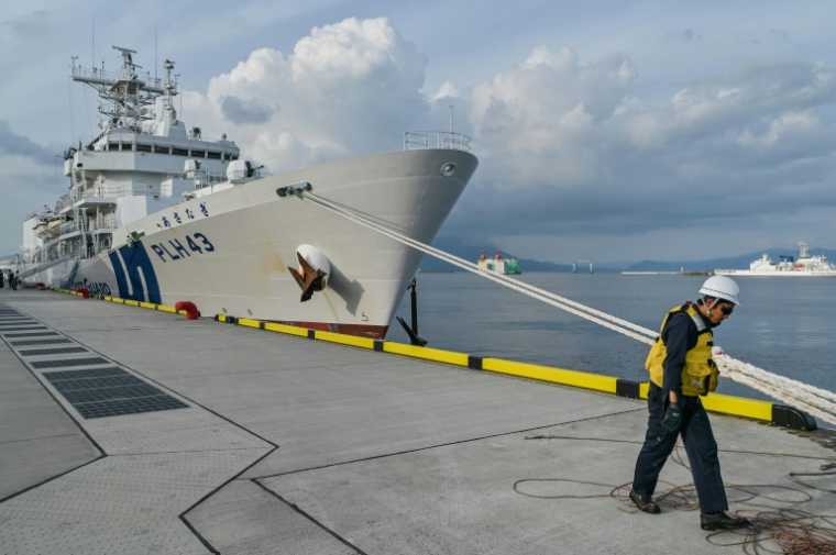 Un matelot vérifie les cordages du navire Asanagi après des exercices maritimes au large de la ville japonaise de Kagoshima, le 20 juin 2025, le 20 juin 2025 ( AFP / Richard A. Brooks )