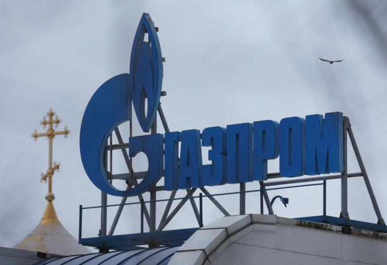 Une vue montre le logo de Gazprom installé sur le toit d'un bâtiment à Saint-Pétersbourg