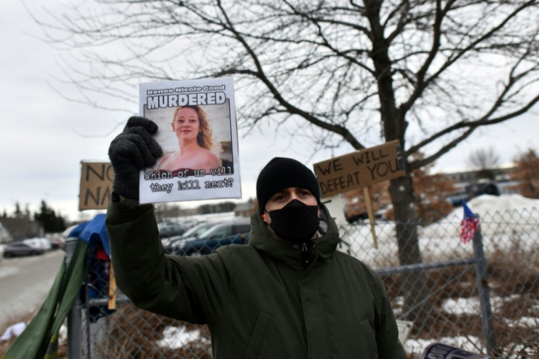 Un manifestant brandit un portrait de Renee Nicole Good, tuée par un policier de l'immigration le 7 janvier à Minneapolis. ( AFP / Octavio JONES )