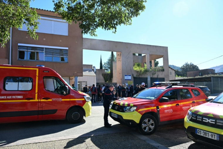 Des véhicules de pompiers devant le collège Joseph-Lakanal à Aubagne, après que le principal et une enseignante ont été blessés par un tir de fusil de chasse, le 12 octobre 2026 dans les Bouches-du-Rhône ( AFP / Miguel MEDINA )