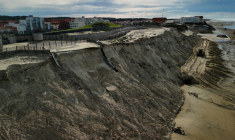 Vue aérienne de la promenade en partie effondrée de Biscarrosse (Landes), le 2 février 2026 ( AFP / Philippe LOPEZ )