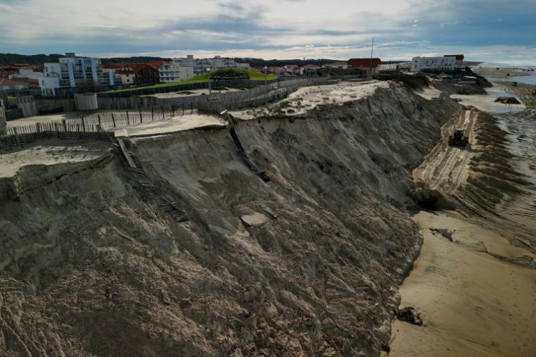 Vue aérienne de la promenade en partie effondrée de Biscarrosse (Landes), le 2 février 2026 ( AFP / Philippe LOPEZ )