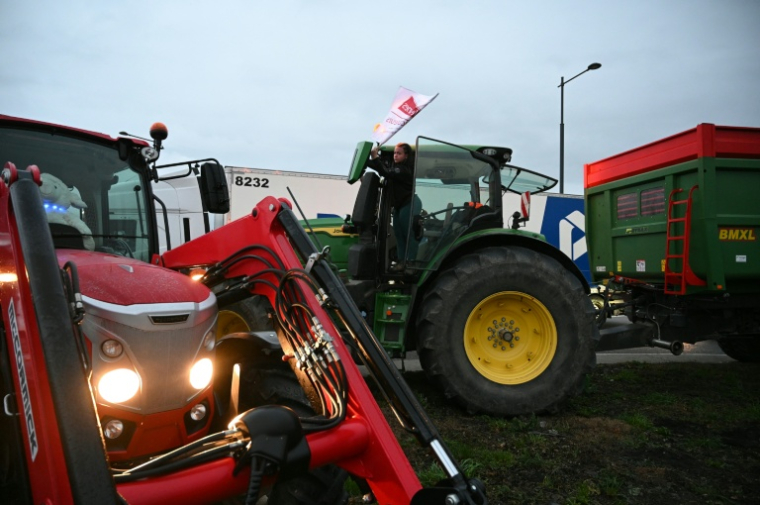 Des tracteurs de l'organisation des Jeunes agriculteurs bloquent un rond-pont près de l'auroute  A61 à Castelnaudary dans le sud-ouest de la France le 17 décembre ( AFP / Matthieu RONDEL )