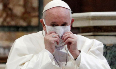 LE PAPE SERMONNE LES VACANCIERS AYANT FUI L'ÉPIDÉMIE DE COVID-19