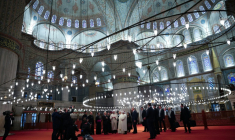 Le pape Léon XIV visite la Mosquée bleue à Istanbul, le 29 novembre  2025, au troisième jour de sa visite en Turquie ( AFP / BERK OZKAN )
