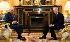 Le roi Charles de Grande-Bretagne avec le premier ministre canadien Mark Carney au palais de Buckingham, à Londres, le 17 mars 2025 ( POOL / Aaron Chown )