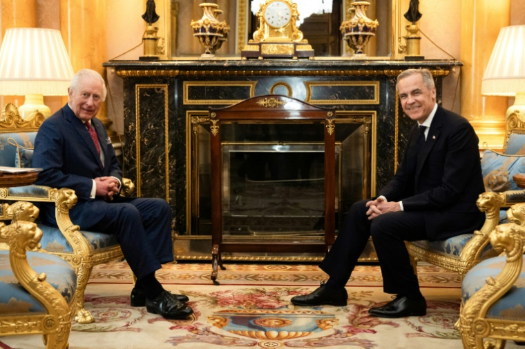 Le roi Charles de Grande-Bretagne avec le premier ministre canadien Mark Carney au palais de Buckingham, à Londres, le 17 mars 2025 ( POOL / Aaron Chown )