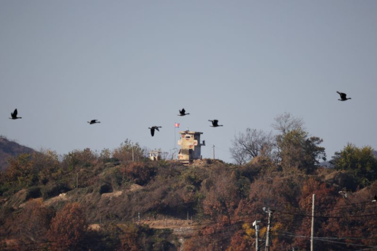 La Corée du Nord tire de l'artillerie en mer alors que la Corée du Sud et les États-Unis s'engagent à coopérer