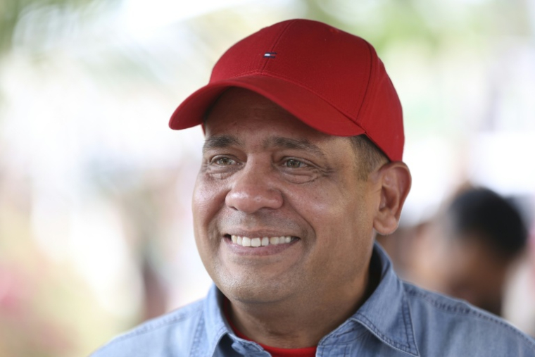 Neil Villamizar, candidat du pouvoir au poste de gouverneur de l'Essequibo s'exprime après avoir voté, à El Dorado, le 25 mai 2025 ( AFP / Pedro MATTEY )