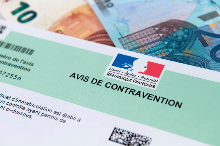 (Crédits photo : Adobe Stock - Avis de contravention automobile reçu suite à infraction routière commise)