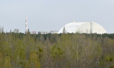L'enceinte de confinement recouvrant le réacteur accidenté de la centrale nucléaire de Tchernobyl, vu depuis la ville fantôme de Pripyat, le 23 avril 2026, près de 40 ans après la catastrophe ( AFP / Sergei SUPINSKY )