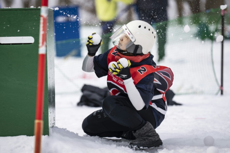 Un joueur se met à l'abri lors d'une partie de "yukigassen" à Sobetsu, sur l'île septentrionale japonaise d'Hokkaido, le 21 février 2026 ( AFP / Yuichi YAMAZAKI )