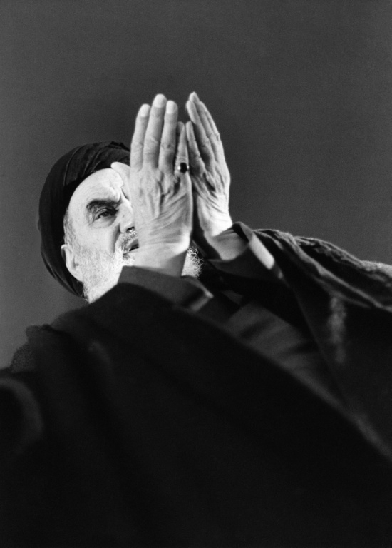 L'ayatollah Khomeiny en exil, prie à Neauphle-Le-Château, dans les Yvelines, le 11 décembre 1978, quelques mois avant son retour triomphal en Iran ( AFP / JOEL ROBINE )