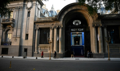 Devant le palais San Martin à Buenos Aires pendant le sommet du Mercosur, le 2 juillet 2025 ( AFP / LUIS ROBAYO )