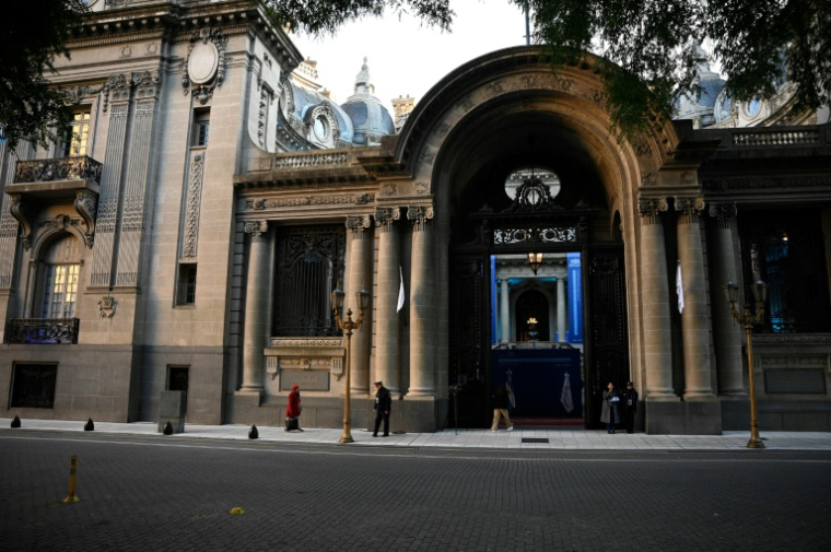 Devant le palais San Martin à Buenos Aires pendant le sommet du Mercosur, le 2 juillet 2025 ( AFP / LUIS ROBAYO )