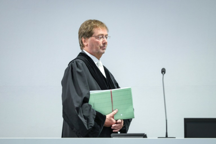 Le juge Dirk Sternberg dans la salle d'audience provisoire de Magdebourg pour le procès de l'accusé saoudien Taleb Jawad al-Abdulmohsen pour l'attentat meurtrier au marché de Noël en décembre 2024, le 26 juin 2026 dans l'est de l'Allemagne ( AFP / Ronny HARTMANN )