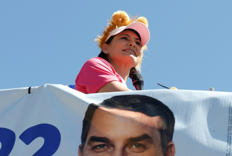 La candidate au Sénat pour le Parti libéral, Michelle Bolsonaro, lors d'un cortège à Ceilândia, au Brésil le 12 septembre 2026 ( AFP / Sergio Lima )