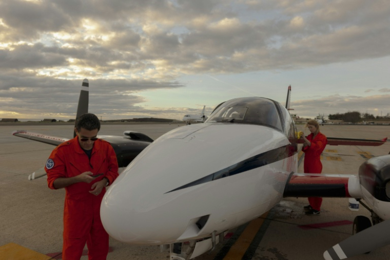 Des pilotes de l'ONG suisse Humanitarian Pilots Initiative (HPI) s'apprêtent à décoller de Las Palmas, aux Canaries, pour localiser dans l'Atlantique des embarcations de migrants en détresse, le 23 janvier 2026  ( AFP / MICHELE CATTANI )