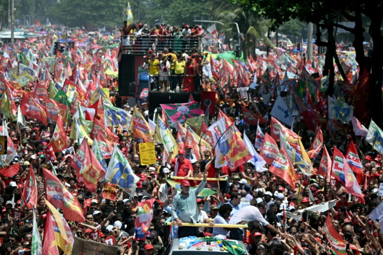 Le président brésilien Luiz Inacio Lula da Silva (au centre, en bas), candidat à sa réélection sous les couleurs du Parti des travailleurs, défile sur la plage de Copacabana, à Rio de Janeiro, le 24 octobre 2026 ( AFP / Mauro Pimentel )
