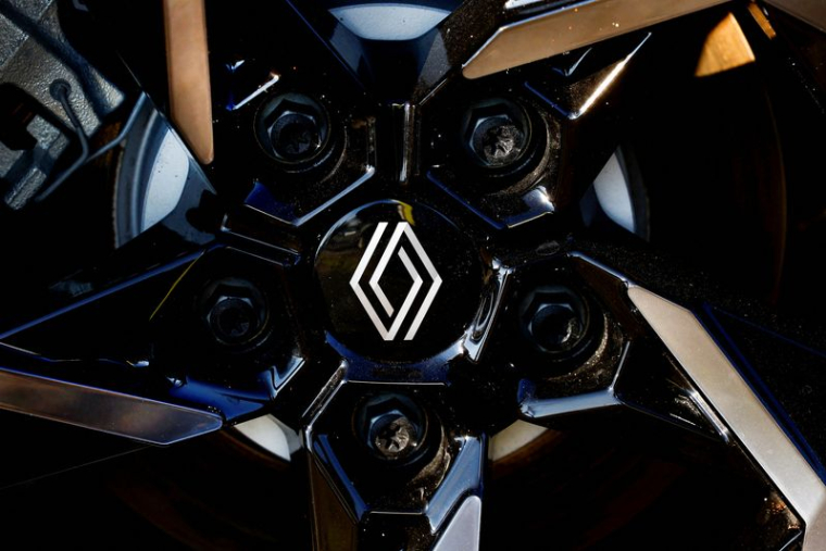 Un logo de Renault est visible à l'intérieur d'un concessionnaire automobile Renault à Arnhem