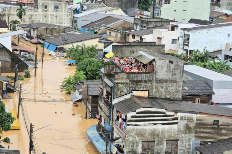En Thaïlande, des sauveteurs utilisent des hélicoptères et des bateaux pour secourir les victimes d'inondations, sur cette photo de la Marine du 26 novembre 2025 ( ROYAL THAI NAVY / Handout )