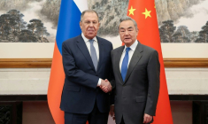 Photo publiée le 14 avril 2026 sur le compte Telegram du ministère russe des Affaires étrangères montrant le ministre russe Sergueï Lavrov (g) et son homologue chinois Wang Yi à Pékin ( RUSSIAN FOREIGN MINISTRY / Handout )