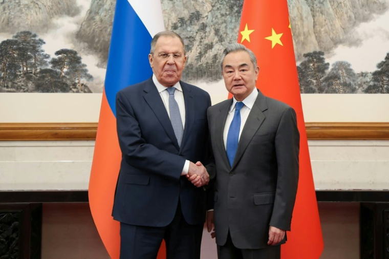Photo publiée le 14 avril 2026 sur le compte Telegram du ministère russe des Affaires étrangères montrant le ministre russe Sergueï Lavrov (g) et son homologue chinois Wang Yi à Pékin ( RUSSIAN FOREIGN MINISTRY / Handout )