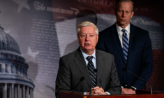 Les sénateurs Lindsey Graham, et John Thune, le 17 janvier 2024, à Washington DC ( GETTY IMAGES NORTH AMERICA / KENT NISHIMURA )
