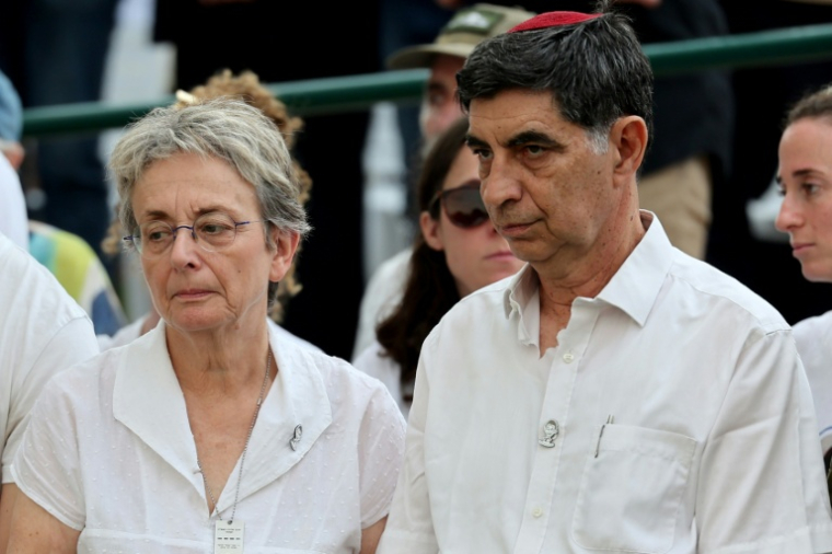 Leah Goldin (g) et Simha Goldin, les parents du lieutenant Hadar Goldin, tué au cours de la guerre de six semaines à Gaza en 2014, assistent à ses funérailles dans un cimetière militaire de Kfar Saba, le 11 novembre 2025 en Israël ( POOL / Abir SULTAN )
