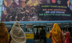 Une affiche géante saluent le courage des forces armées indiennes lors du récent conflit indo-pakistanais, le 12 mai 2025 à Calcutta, en Inde ( AFP / DIBYANGSHU SARKAR )
