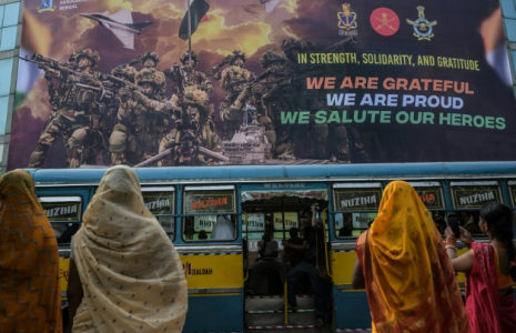 Une affiche géante saluent le courage des forces armées indiennes lors du récent conflit indo-pakistanais, le 12 mai 2025 à Calcutta, en Inde ( AFP / DIBYANGSHU SARKAR )