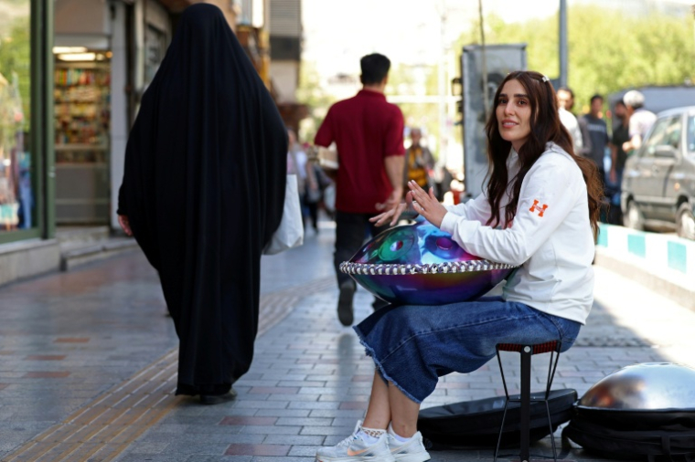 La musicienne de rue Sadaf à Téhéran en Iran le 25 avril 2026 ( AFP / - )
