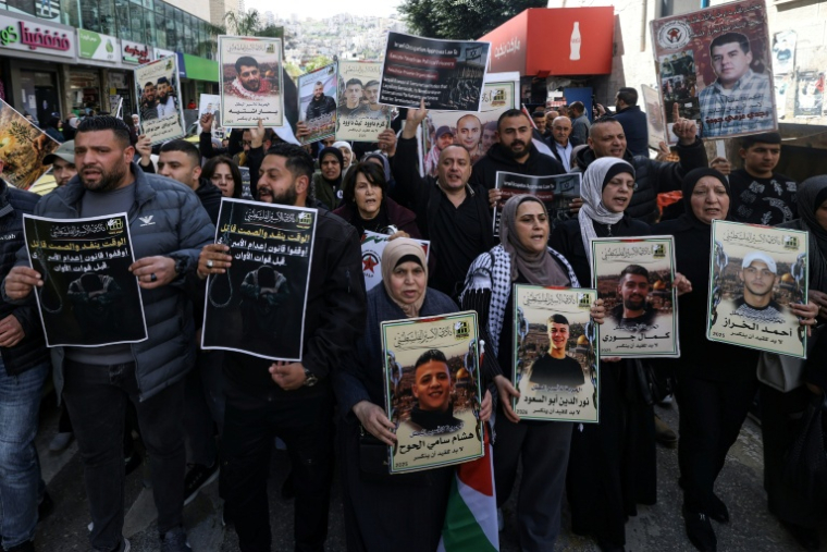 Des proches de prisonniers palestiniens brandissent des portraits et scandent des slogans lors d'un rassemblement à Naplouse, en Cisjordanie occupée par Israël, le 31 mars 2026 ( AFP / JAAFAR ASHTIYEH )