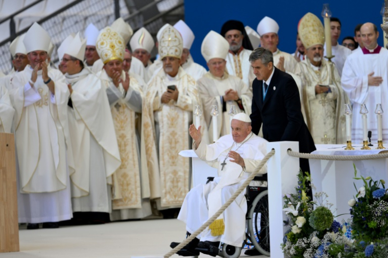 Le pape François arrive au stade Vélodrome pour célébrer une messe géante, le 23 septembre 2023 à Marseille ( AFP / NICOLAS TUCAT )