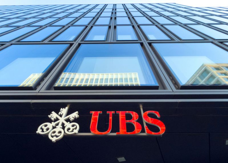 PHOTO D'ARCHIVES : Le logo de la banque suisse UBS est visible à Zurich.