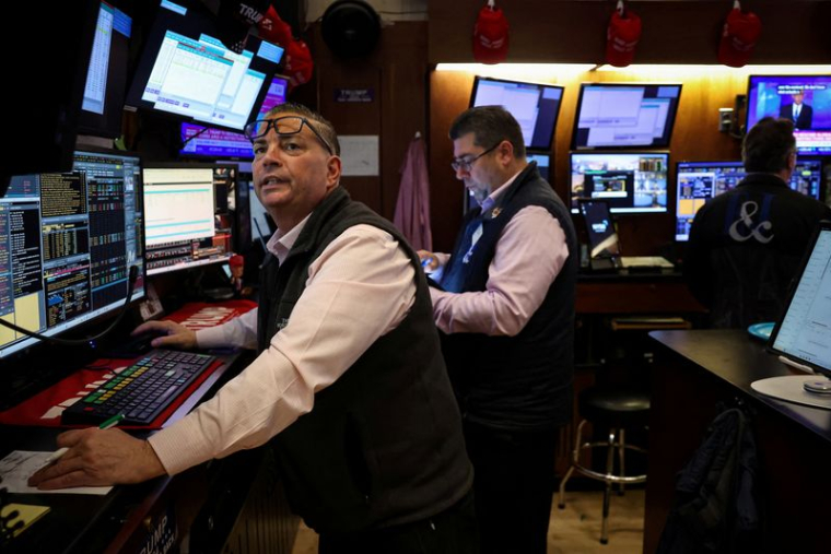 Des traders travaillent sur le parquet de la Bourse de New York