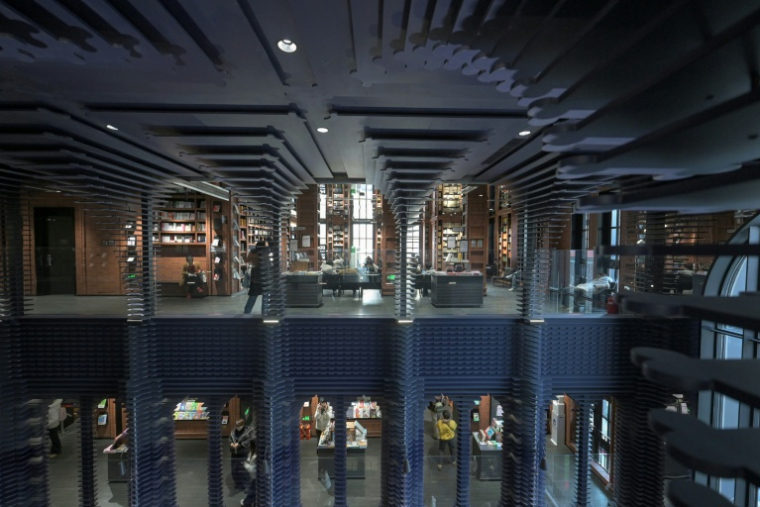 Des clients dans une librairie de Tianjin, dans le nord de la Chine, 9 décembre 2025  ( AFP / Adek BERRY )