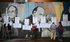 Des électeurs regardent les listes électorales devant un bureau de vote à Caracas, lors des élections pour élire députés et gouverneurs, le 25 mai 2025 au Venezuela ( AFP / Federico PARRA )