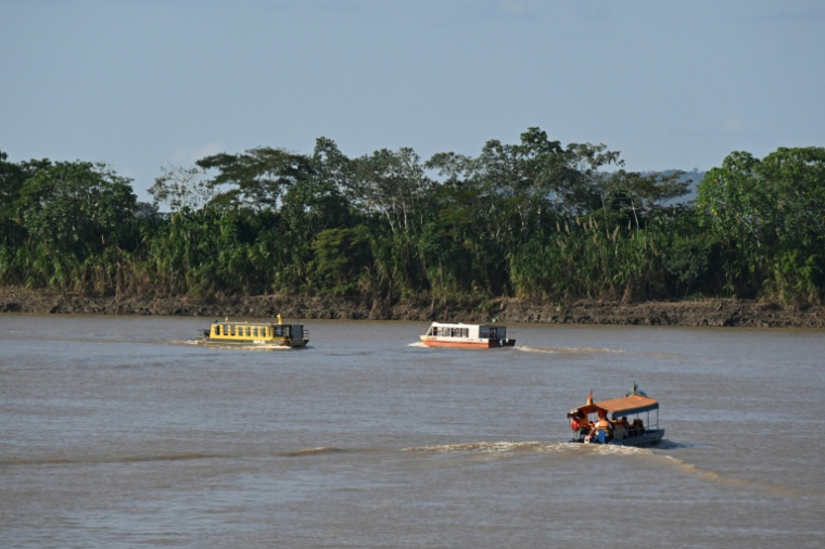 Vue depuis Guayaramerin, dans le département du Beni, en Bolivie, de bateaux naviguent sur le fleuve Mamoré, à la frontière avec le Brésil, le 11 août 2026 ( AFP / AIZAR RALDES )