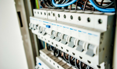 De fortes hausses des prix de l'électricité n'auraient été communiquées aux clients que par de simples SMS. (illustration) (Pixabay / jarmoluk)