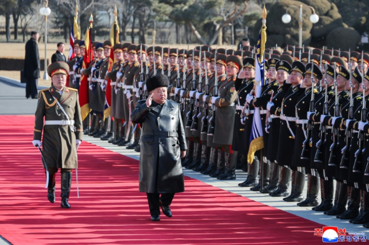 Le dirigeant nord-coréen Kim Jong Un passe des soldats en revue, le 8 février 2026 à Pyongyang, selon cette photo diffusée le 9 février 2026 par l'agence officielle KCNA ( KCNA VIA KNS / STR )
