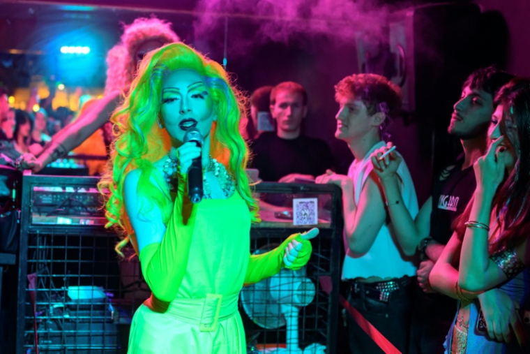 Une drag queen se produit dans l'une des boîtes de nuit LGBT+ d'Istanbul, le 1er novembre 2025 en Turquie ( AFP / Yasin AKGUL )