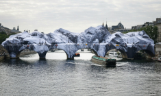 Le Pont Neuf transformé en "caverne" par l'artiste JR, le 21 mai 2026 à Paris ( AFP / SIMON WOHLFAHRT )