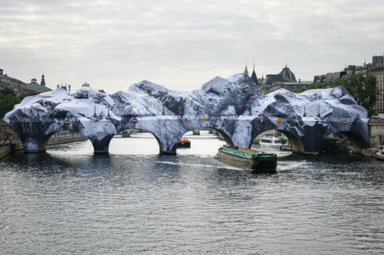 Le Pont Neuf à Paris totalement transformé  par l'artiste JR, le 21 mai 2026 ( AFP / SIMON WOHLFAHRT )