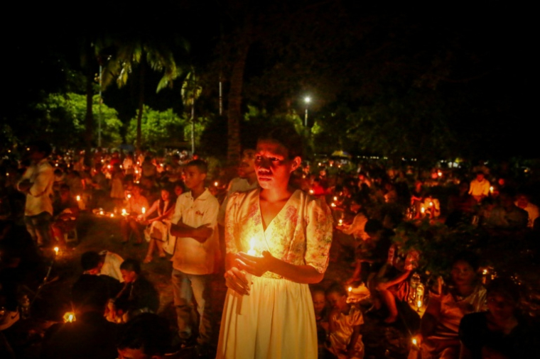 Des fidèles catholiques participent à la veillée pascale à l'église Alleluia de Dili le 4 avril 2026. ( AFP / VALENTINO DARIELL DE SOUSA )
