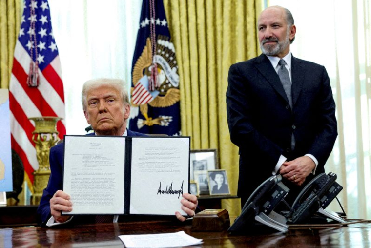 Le président américain Donald Trump signe des décrets pour des tarifs douaniers réciproques à Washington